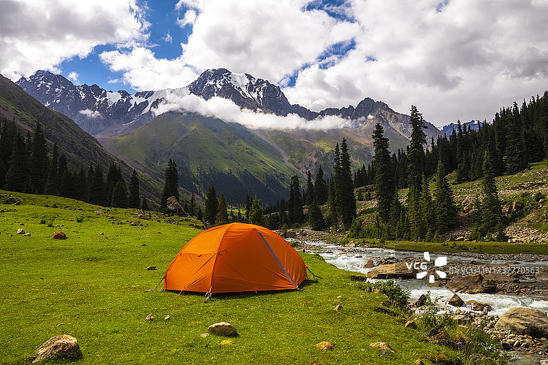日出时帐篷在山脉的背景上。阿尔卑斯山脉图片素材