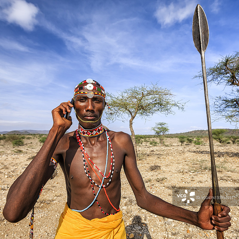 东非肯尼亚中部，桑布鲁部落的战士在用手机图片素材