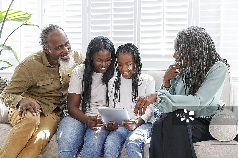 多代黑人家庭使用平板电脑与亲人视频通话图片素材