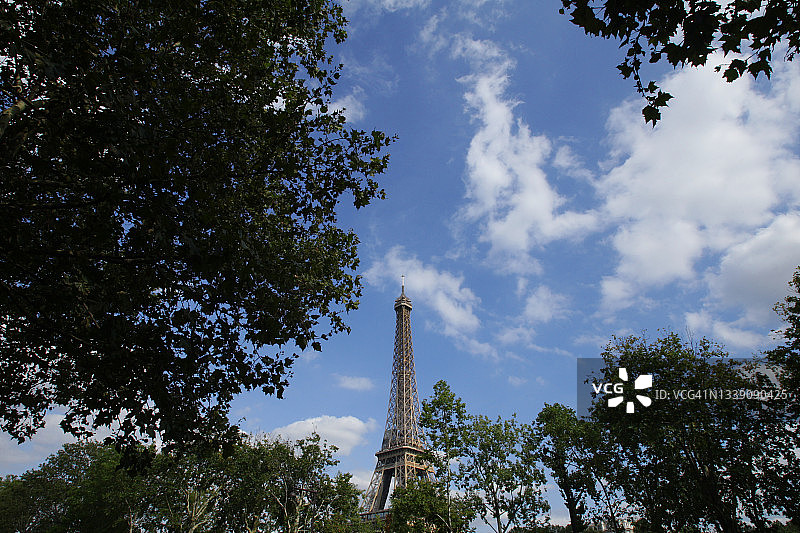 巴黎夏天的埃菲尔铁塔图片素材