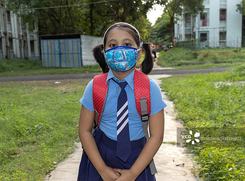 女学生戴着鼻罩保护图片素材