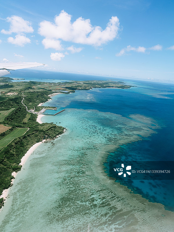 日本冲绳宫古岛，从飞机窗户望出去的珊瑚礁图片素材