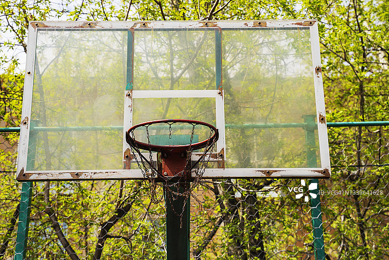 篮球。院子里用来打篮球的篮子。积极的生活方式的概念。秋天图片素材