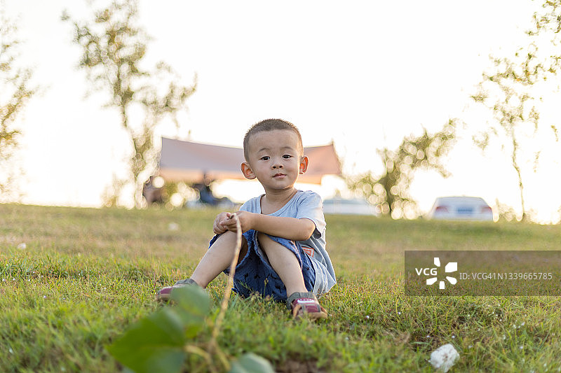 两岁的中国男孩在草坪上玩耍图片素材