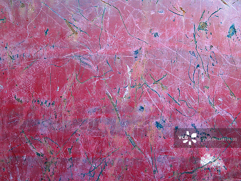 在蒙特利尔，生锈和风化的金属上有红色油漆损坏图片素材