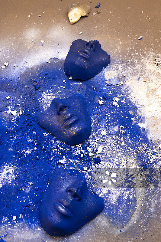 蓝色的面罩在蓝色的背景上。图片素材