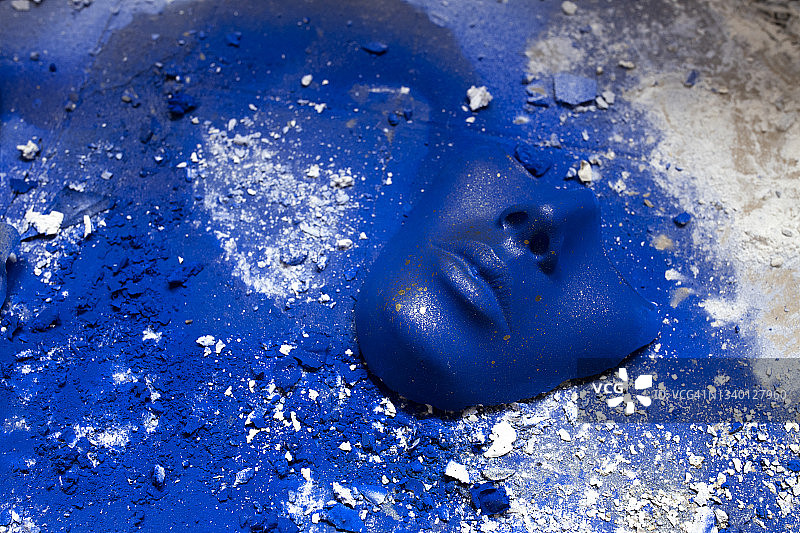 蓝色的面罩在蓝色的背景上。图片素材