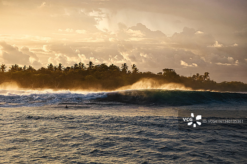 日落时分的海浪，马尔代夫图片素材