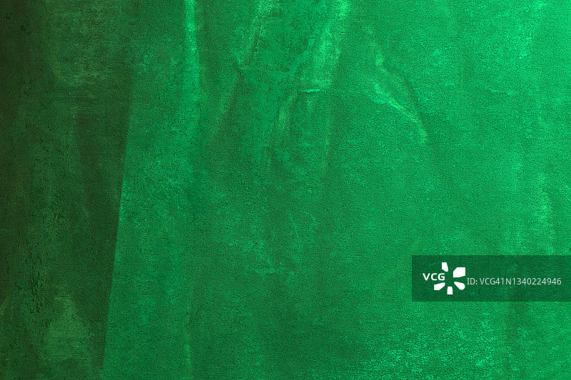 绿色的皱巴巴的纸作为背景。图片素材