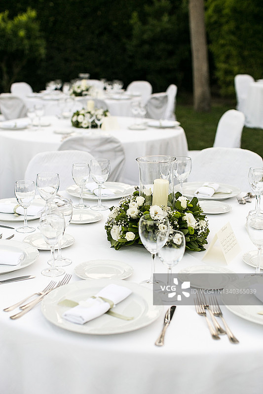 婚宴的桌子。招待会的空间图片素材