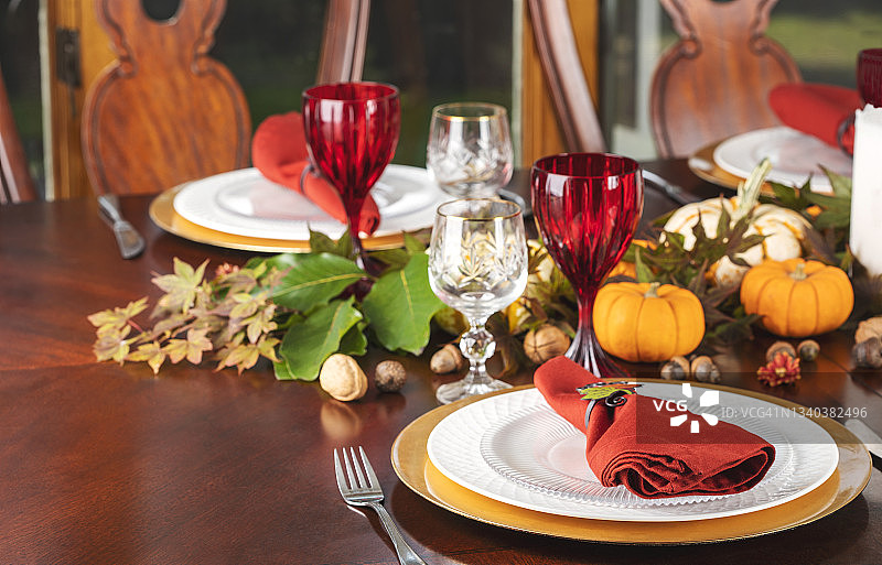 感恩节餐桌布置与秋天的装饰图片素材