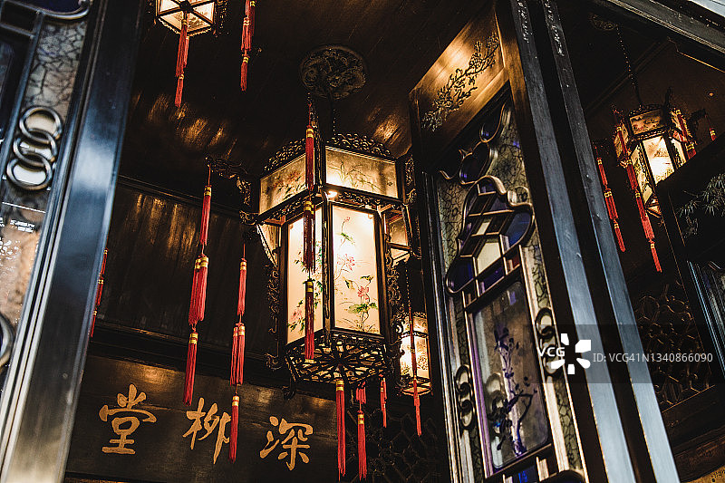 屋顶上挂着中国传统灯笼图片素材