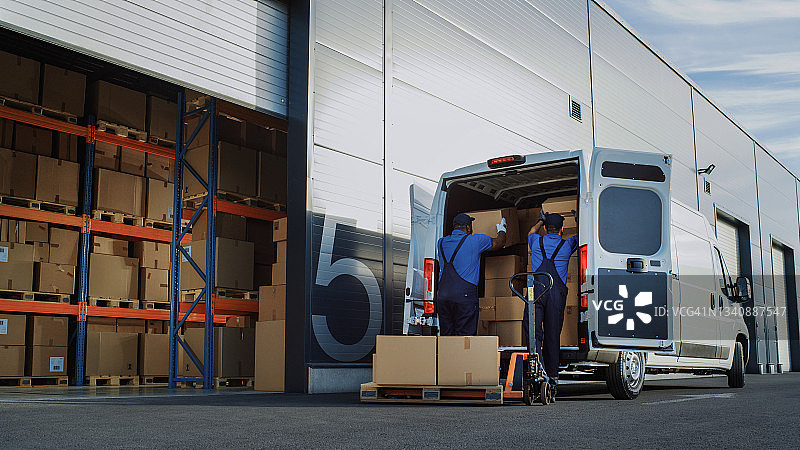 物流配送仓库外:不同的工人使用手动托盘卡车开始装载运送卡车与纸板箱，在线订单，采购，电子商务货物。图片素材
