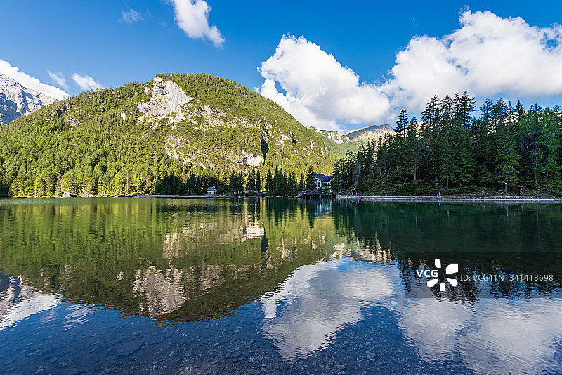 布雷斯湖或布拉格Wildsee和山顶的Croda del Becco - Trentino意大利图片素材