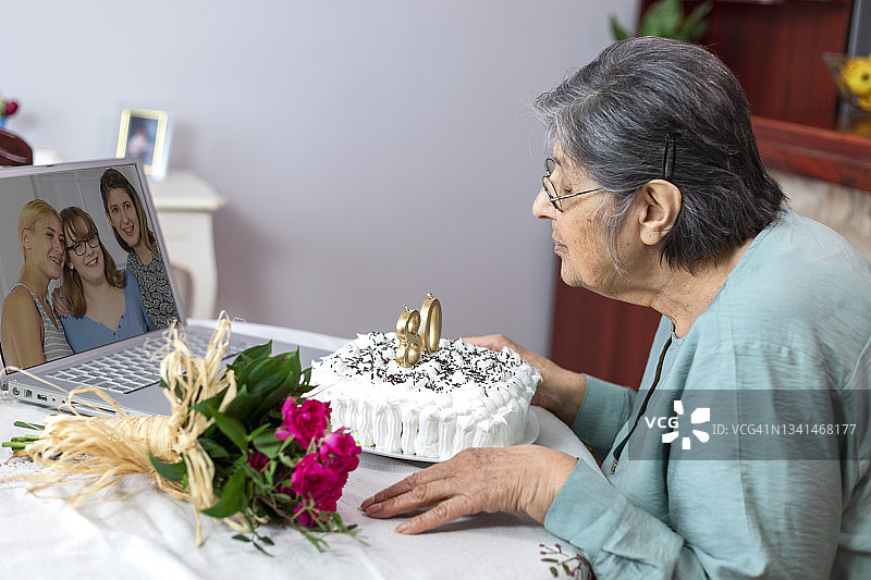 一位老妇人庆祝80岁生日图片素材