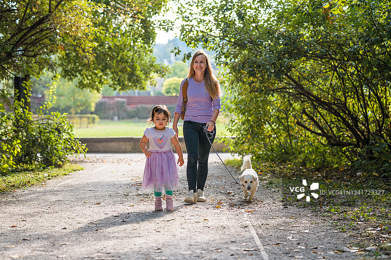 女儿和母亲在公园散步图片素材