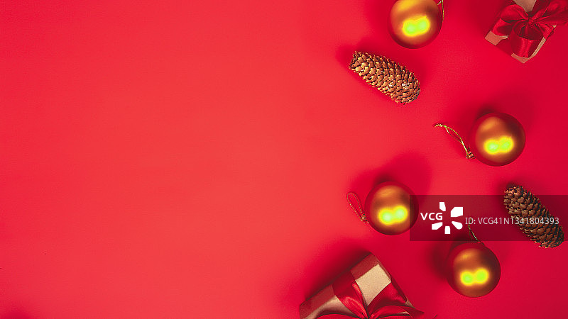 圣诞组成。红色背景上的圣诞金饰。平躺椅，俯视图，复制空间图片素材