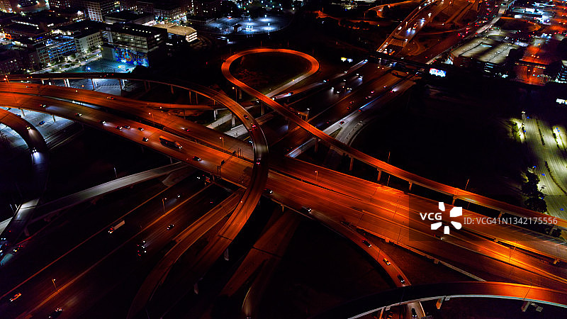 无人机在夜间俯瞰高速公路立交桥图片素材
