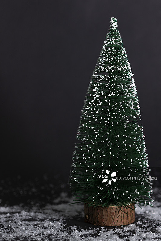 在黑色背景下装饰圣诞节的圣诞树图片素材