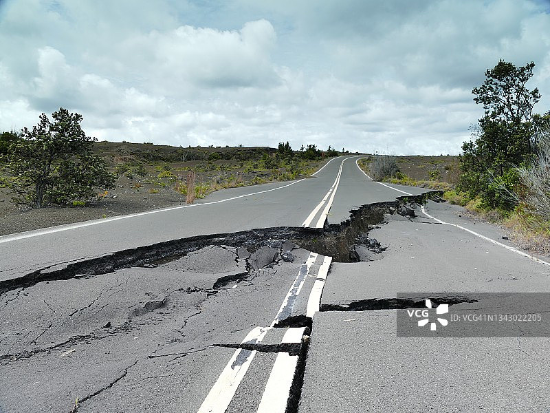 夏威夷基拉韦厄火山口边缘大道，火山喷发导致道路断裂。图片素材