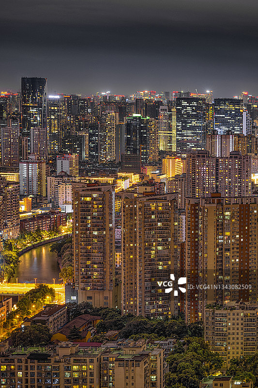 城市现代建筑和高层建筑在夜间密集图片素材