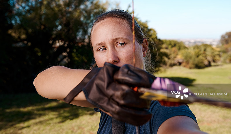 一个迷人的年轻女射手练习她的工艺在射箭场裁剪的镜头图片素材