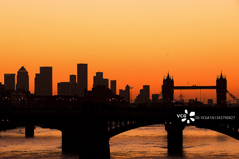 黎明时分的伦敦城市天际线图片素材