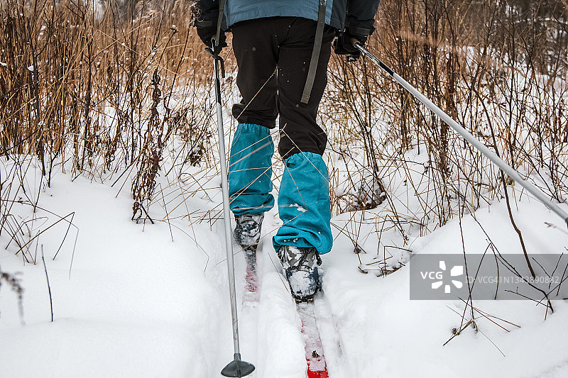 雪中滑雪者的保护绑腿特写图片素材