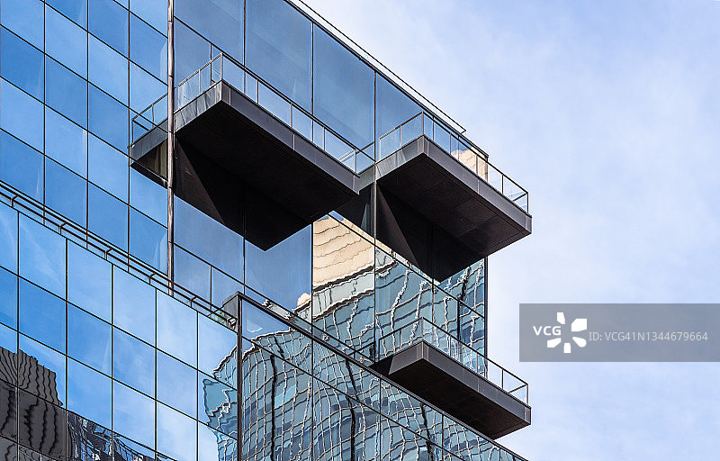 曼哈顿中城办公大楼玻璃立面的扭曲反射图片素材