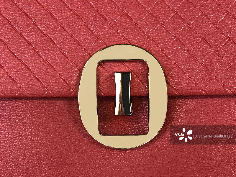 细节上的红色女士手提包与大的黄金金属扣一样的snap on flap图片素材