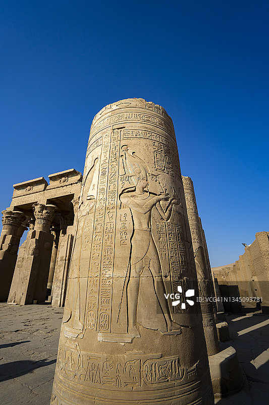 在埃及卢克索索神索贝克神庙的象形文字毁坏埃及柱图片素材