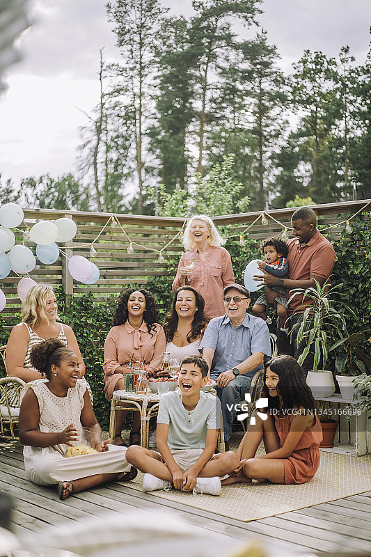 聚会期间在后院的快乐家庭图片素材