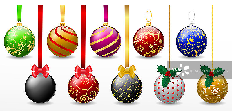 套现实的红色圣诞球悬挂孤立或各种颜色的圣诞球装饰元素或豪华球与丝带派对。每股收益向量图片素材