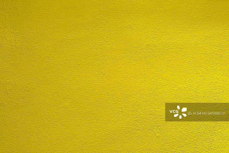 黄色的旧垃圾墙混凝土纹理作为背景。图片素材