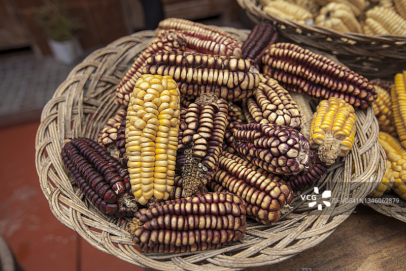 不同颜色的秘鲁干玉米图片素材