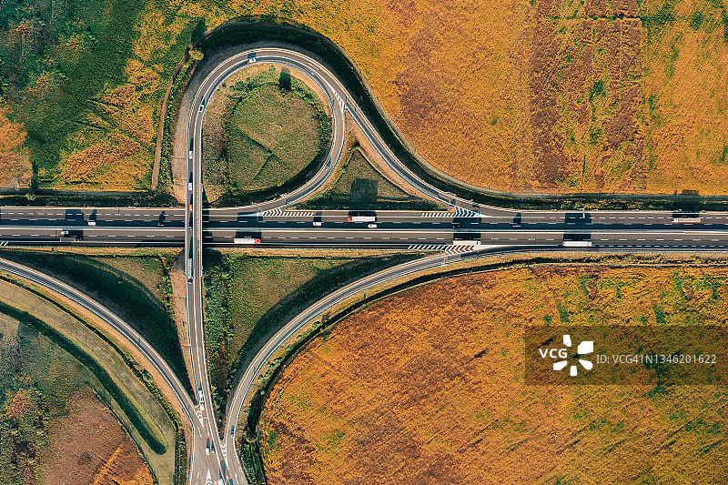一个高速公路路口从上面的股票照片图片素材