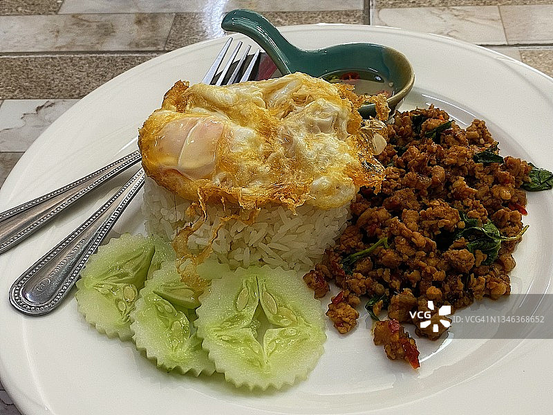 泰国著名的泰国菜罗勒炒猪肉和煎蛋。图片素材