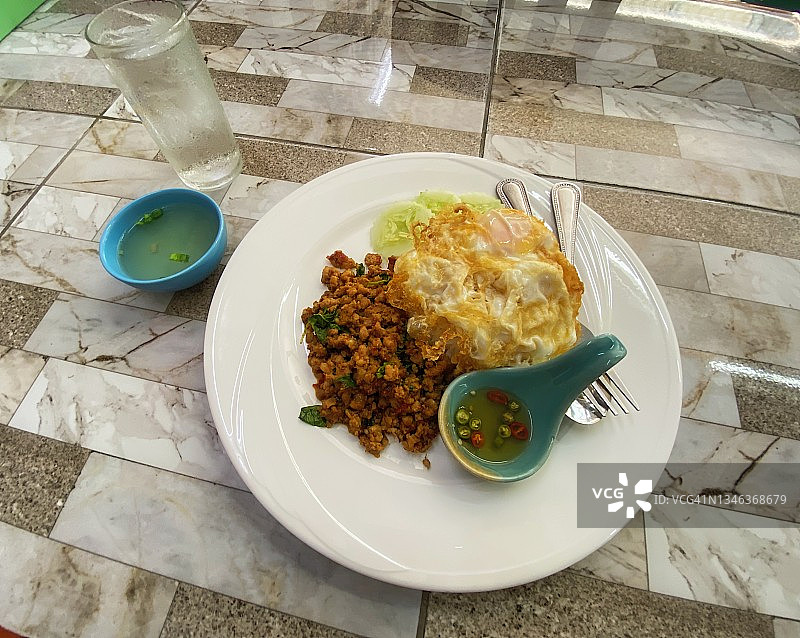 泰国著名的泰国菜罗勒炒猪肉和煎蛋。图片素材