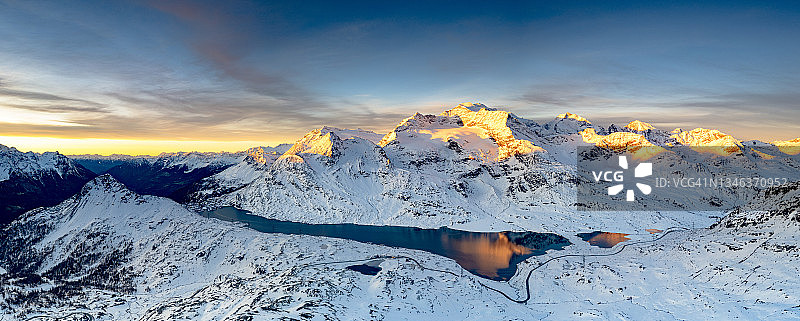 瑞士，冰雪覆盖的高山，冰冻的湖泊图片素材