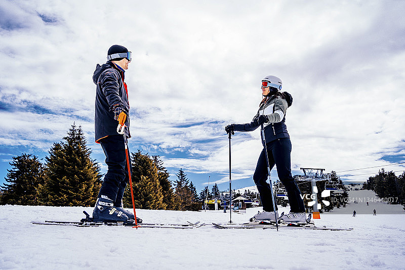 两个滑雪者图片素材