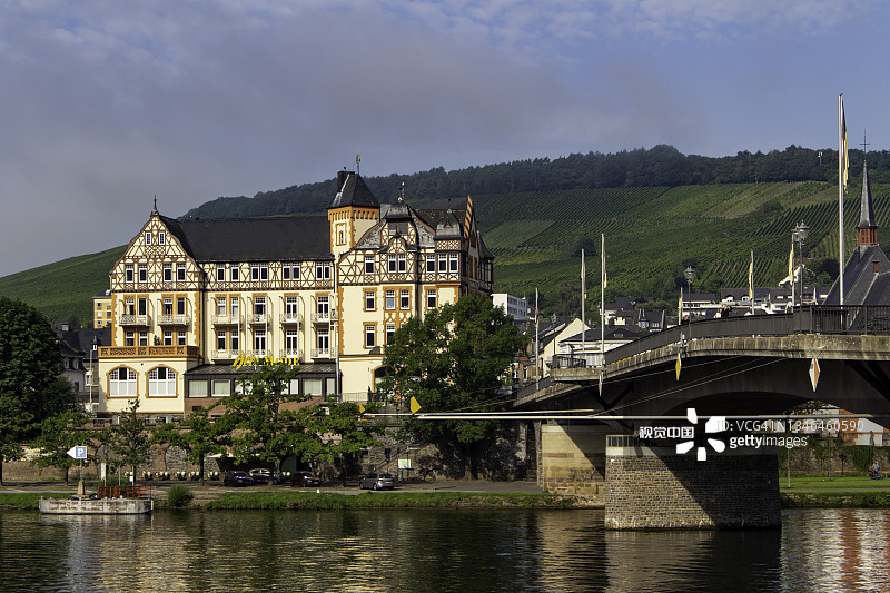 Bernkastel-Kues河岸边的一座桥图片素材