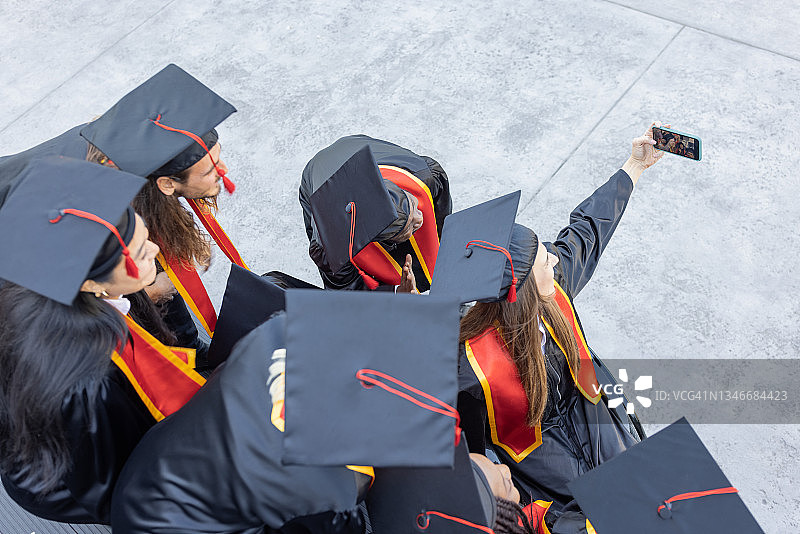 毕业典礼后，大学生们在自拍图片素材