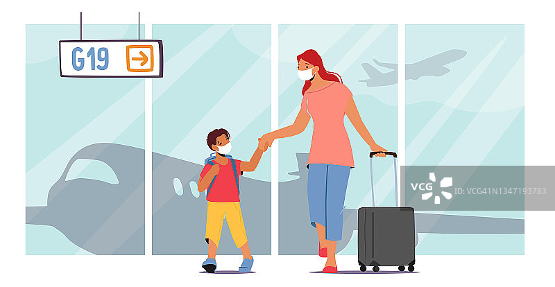 家庭假期和旅行。妈妈和小孩带着行李在机场候机楼候机图片素材