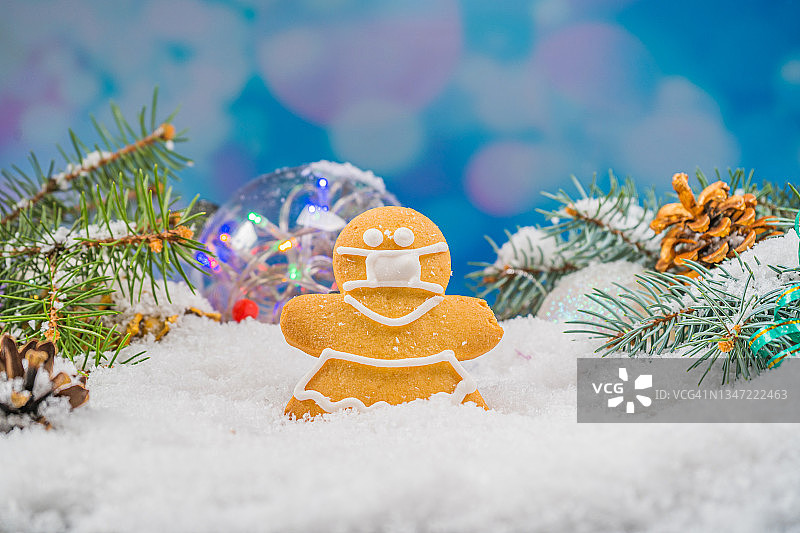 姜饼圣诞背景2022。假期心情卡。家庭传统，DIY，庆祝概念。节日背景与自制姜饼饼干。图片素材