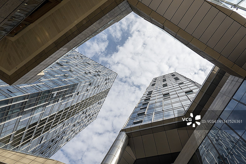 现代摩天大楼对蓝天低角度的看法图片素材