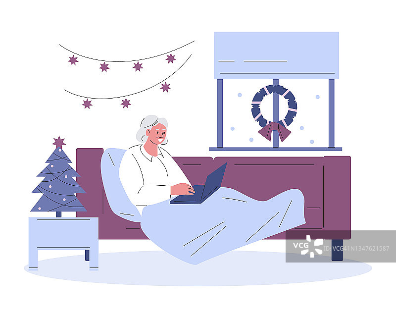 圣诞节里，躺在沙发上的老妇人用笔记本电脑交流问候。平面风格的矢量插图。图片素材