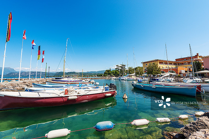 巴多里诺的西萨诺港-意大利加尔达威尼托湖上的小村庄图片素材