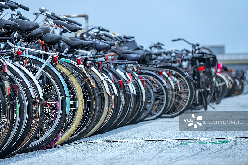 阿姆斯特丹的大型自行车停车场图片素材