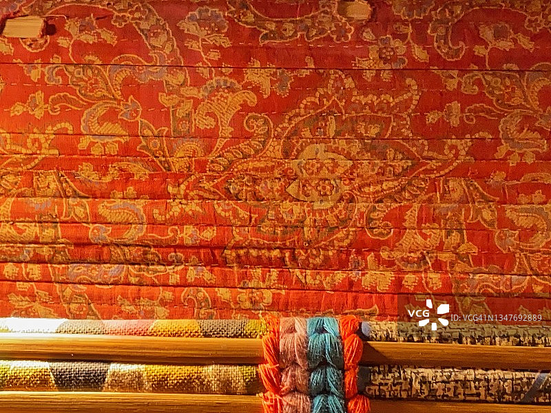 传统的兰纳刺绣手稿纺织品——精细的、凸起的、针线刺绣艺术地描绘了自然界的动植物，我们生活在自然界，佛陀也从自然界接受了他的教诲。图片素材