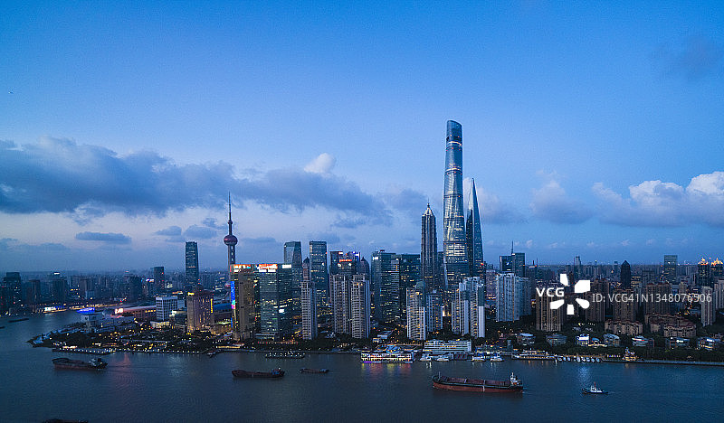 夜晚美丽的上海城市天际线图片素材